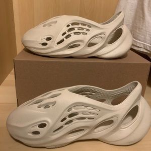 Yeezy Foam RNNR “Sand” Size 11